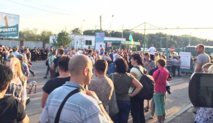 Сторонники Саакашвили прорвали кордон силовиков и провели политика на территорию Украины. ВИДЕО
