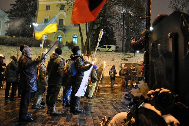 Участники Майдана прошли факельным шествием по центру Киева в честь 4-й годовщины избиения студентов 03