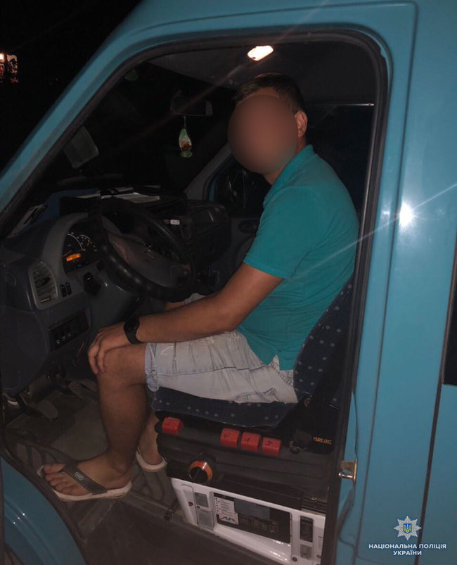 Пьяный водитель без прав вел ночью маршрутку на Буковине, - Нацполиция 02