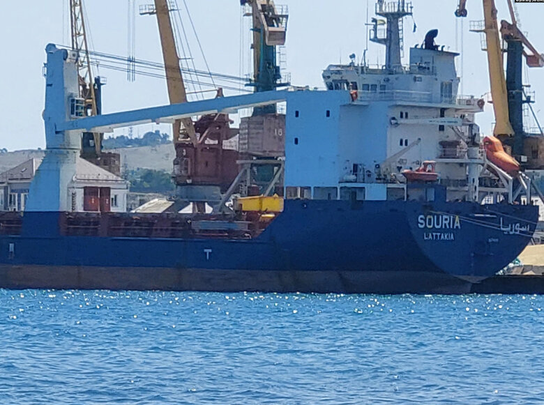 Сирийское судно загружается зерном в порту оккупированной Феодосии, - СМИ 01