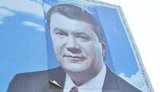 "Начальство надо знать в лицо": военные приклеили голову Януковича к туловищу Ющенко. ФОТОрепортаж