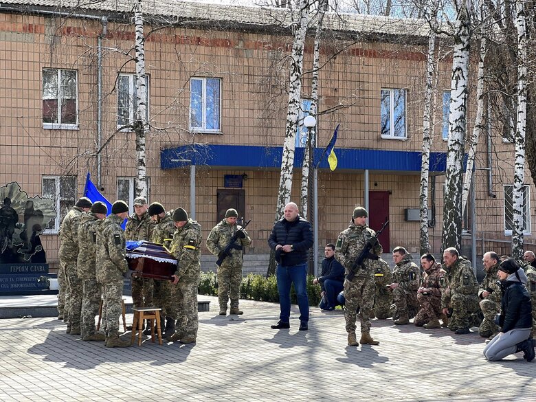 У бoяx під Бaxмутом зaгинув cин гoлoви пpaвлiння Дoнецькoблгaзу Apтуp Бaтiй 03