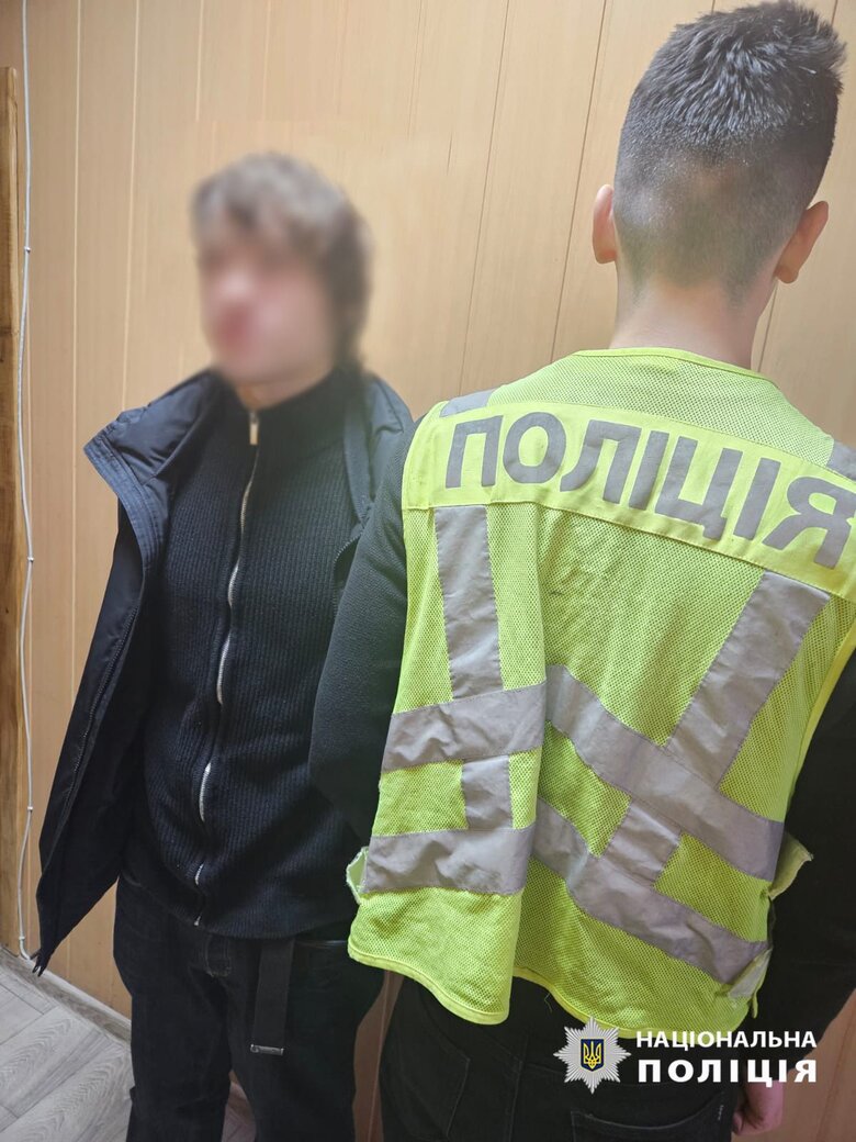 затримано чоловіка, який підпалював прапорці