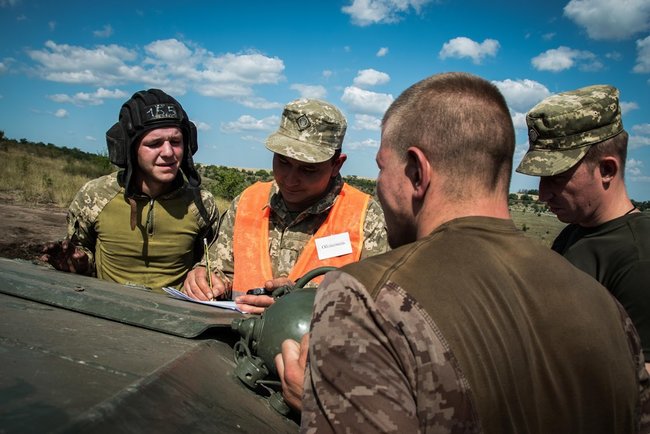 Экипажи БМП соревновались в Донецкой области 19