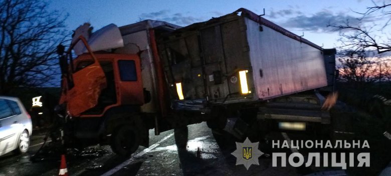 Один мужчина умер, один госпитализирован вследствие столкновения четырех грузовиков на Николаевщине, - полиция 03 Один мужчина умер, один госпитализирован вследствие столкновения четырех грузовиков на Николаевщине, - полиция 03