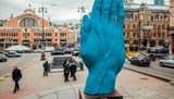 Замість Леніна - гігантська синя рука: в центрі Києва встановили нову скульптуру. ФОТО