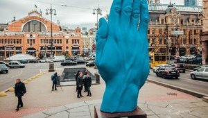 Замість Леніна - гігантська синя рука: в центрі Києва встановили нову скульптуру. ФОТО