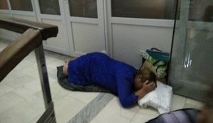 Мішки з бюлетенями і люди, що сплять на підлозі: здача протоколів голосування на позачергових виборах у Раду. ФОТОрепортаж