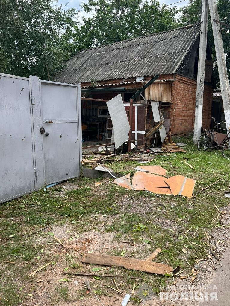 Оккупанты обстреляли Золочев в Харьковской области, повреждено помещение лицея, - Нацполиция 02