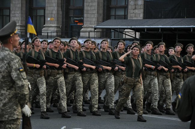 Від Точки-У до Джавелінів: вражаючі кадри 250 одиниць бойової техніки на Хрещатику 09