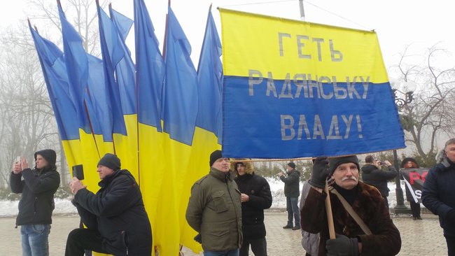Група націоналістів прорвалася до памятника Шевченку перед приїздом Президента, обійшовши кордон поліції 05