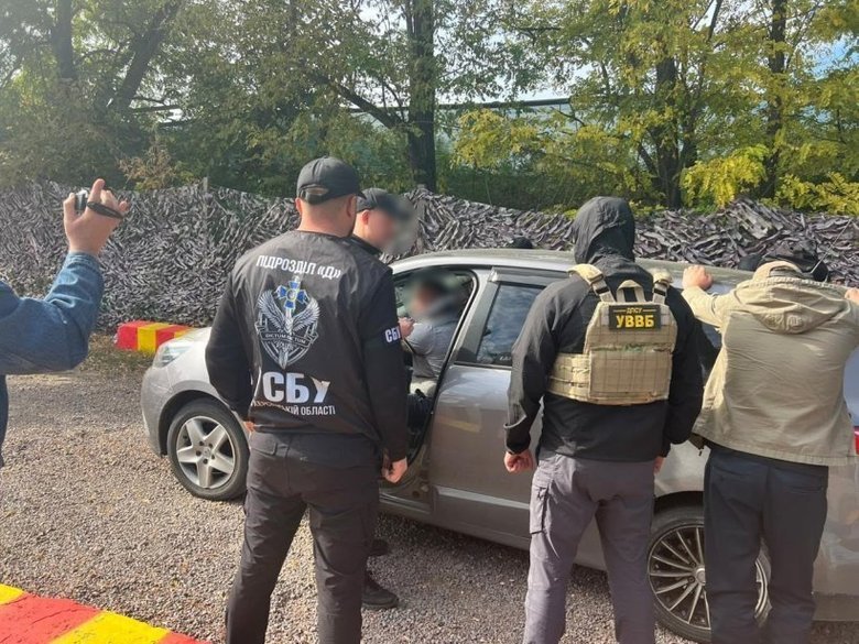 На Херсонщині затримали чоловіка, який вивозив військових-втікачів