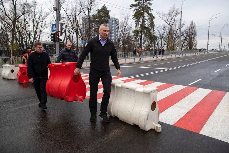 У Києві відкрили рух оновленим шляхопроводом біля метро "Дарниця"