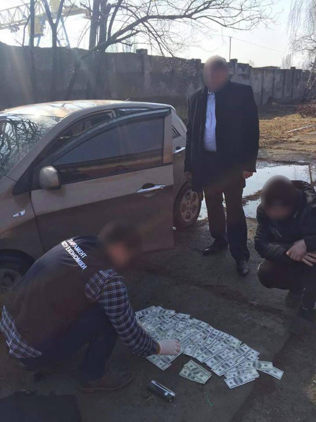 Чиновника Одеської філії "Укрзалізниці" зловили на хабарі $10,5 тис., - Прокуратура 01