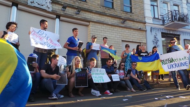 Страсбург-2019 = Мюнхен-1938 - активісти в Києві пікетували посольства країн, делегації яких повернули РФ в ПАРЄ 18