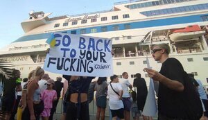 "Русский корабль, иди нах#й!": в грузинском Батуми протестовали из-за прибытия круизного лайнера с российскими туристами. ВИДЕО+ФОТОрепортаж