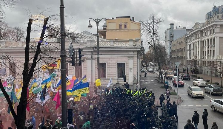 ФОПы пикетируют Раду: между митингующими и правоохранителями происходят столкновения. ВИДЕО+ФОТОрепортаж