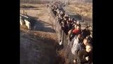 Натовпи жителів "ЛНР" біжать на пункти пропуску в Україну, щоб отримати роботу і купити продукти у "бандерівців". ВIДЕО