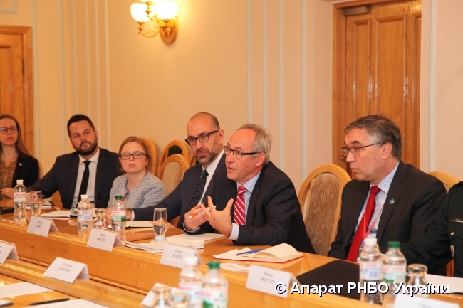 Ukraine, Canada to step up defense cooperation 01