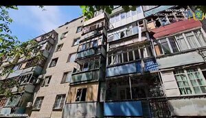 Рашисты ударили по многоэтажке в Херсоне: две женщины получили ранения. ВИДЕО