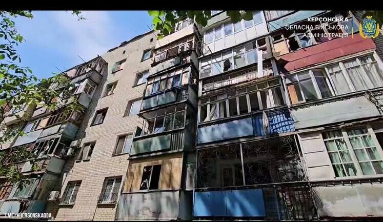 Рашисты ударили по многоэтажке в Херсоне: две женщины получили ранения. ВИДЕО