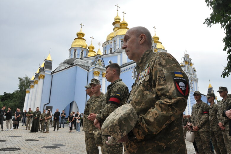 С комбатом 72 ОМБ Андреем Верхоглядом попрощались в Киеве 01