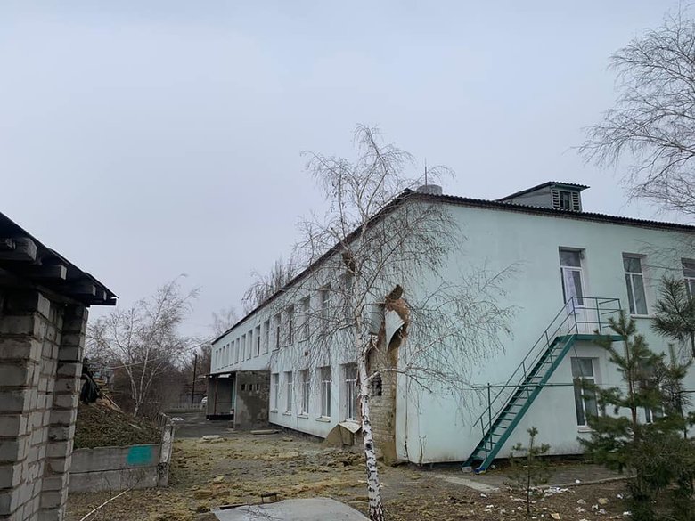 Эвакуация детей и персонала из детского сада, попавшего под обстрел войск РФ в Станице Луганской 12