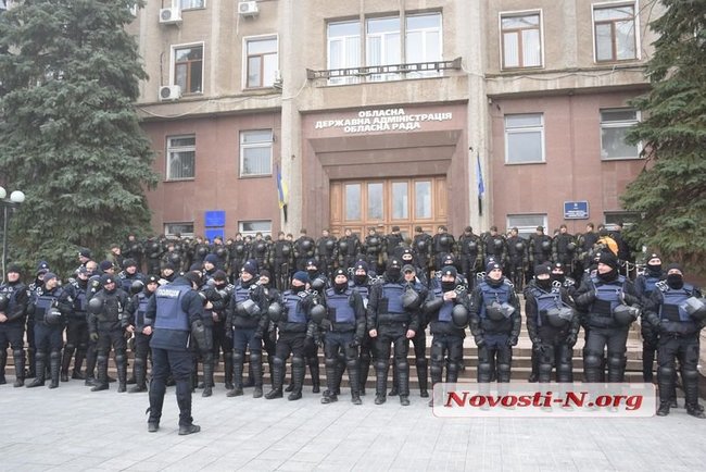 Мітинг за відставку губернатора Савченка в Миколаєві: будівлю облради охороняють сотні силовиків, азовці пройшли всередину, почалися сутички 08