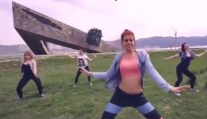 В России за танец у мемориала ВОВ арестовали трёх девушек. ВИДЕО