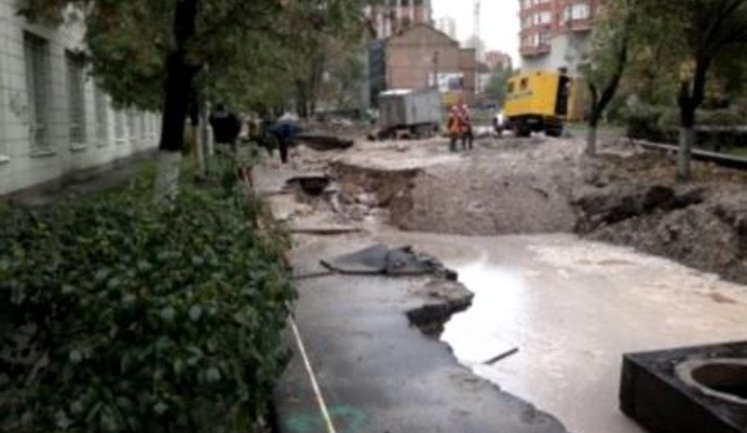 В центре Киева провалился асфальт, образовав "реку" длиной в 5 метров. ФОТО