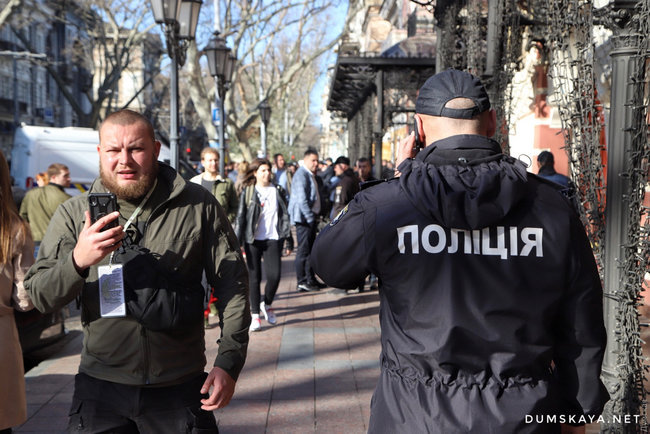 В Одесі під будівлею, де відбуваються збори ОПЗЖ, сталися сутички: під час бійки розпилили сльозогінний газ 06