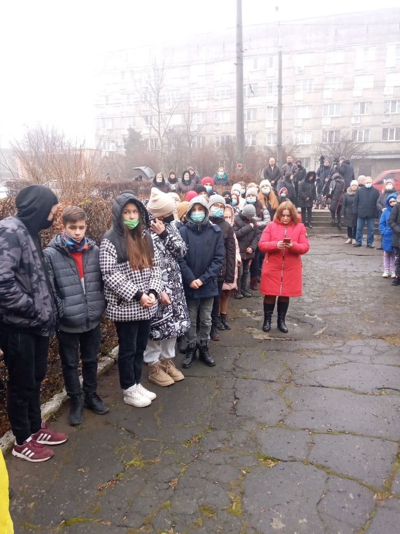 Меморіальну дошку воїну 10-ї ОГШБр Олексію Мамчію, що загинув навесні у зоні ООС, відкрили у Чернівцях 06
