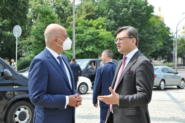 Глава МЗС Греції Дендіас поклав квіти до Стіни памяті полеглих захисників України 06
