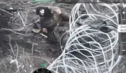 оккупант перед смертью тычет дрону фак