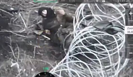 оккупант перед смертью тычет дрону фак