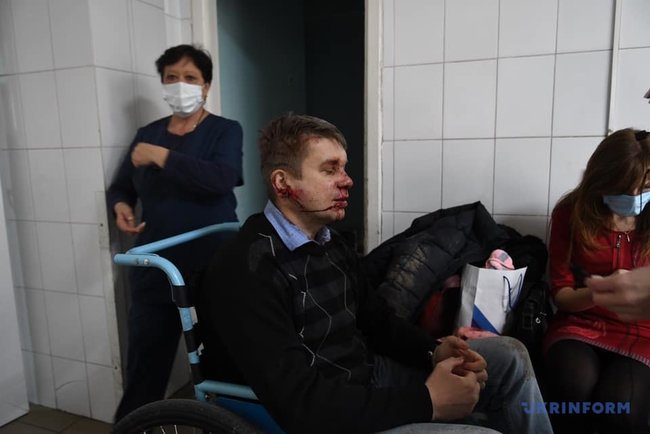 В Запорожье четверо неизвестных избили депутата облсовета Дмитрия Майстро 02