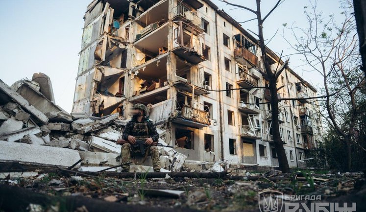 Зруйноване ворогом Білозерське на Донеччині: місто наповнене дзижчанням дронів та свистом ракет. ФОТОрепортаж