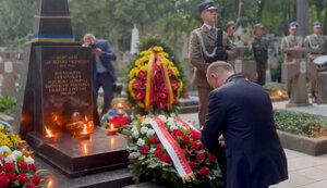 Став на коліно: Дуда вшанував пам’ять солдатів УНР. ВIДЕО