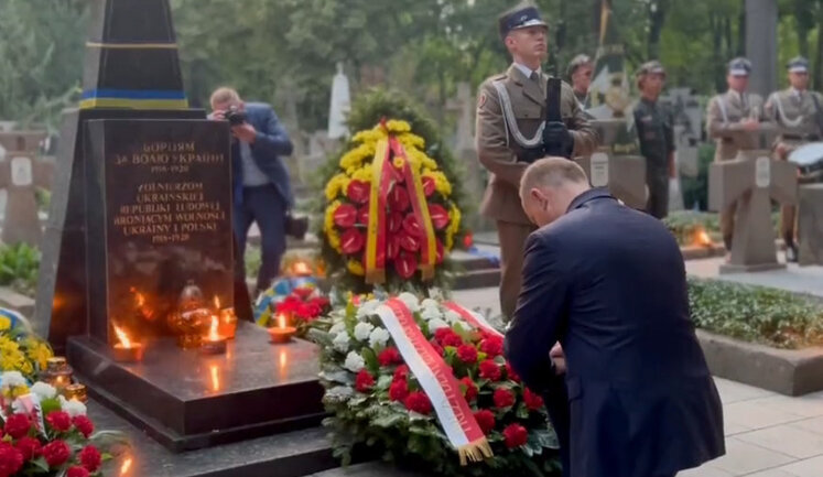 Став на коліно: Дуда вшанував пам’ять солдатів УНР. ВIДЕО