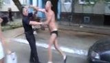 нападение полиция пьяный attack drunk man patrol police