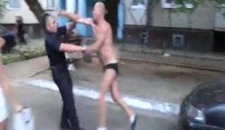 Drunk man attacked patrol police officer in Kyiv. VIDEO