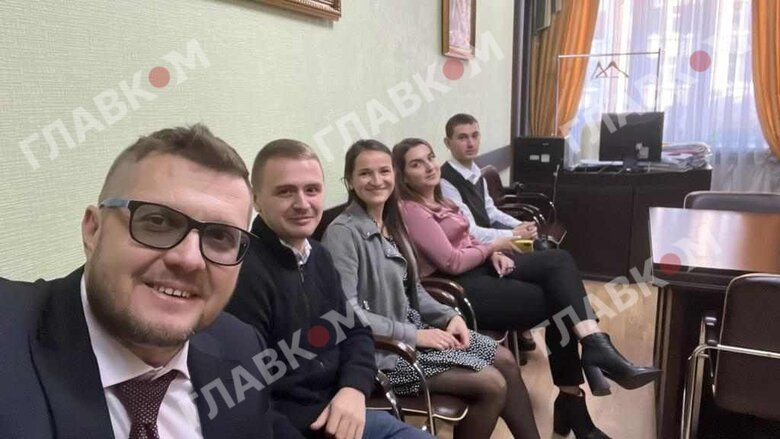 Екскерівник СБУ Баканов показав своє посвідчення адвоката 04