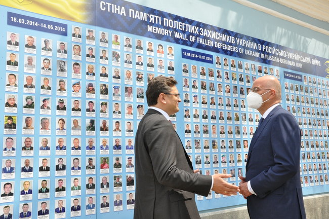 Глава МЗС Греції Дендіас поклав квіти до Стіни памяті полеглих захисників України 11