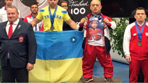 Російського бодібілдера-паралімпійця відсторонили від міжнародних змагань за футболку з Путіним. ФОТО