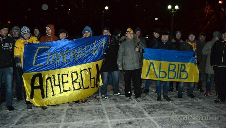 В Одессе сотни националистов прошли маршем под нацистскими флагами: "Москалей на ножи!". ФОТОрепортаж