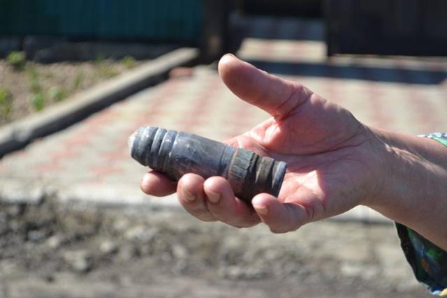 Наслідки вчорашнього обстрілу Марїнки терористами 03 Наслідки вчорашнього обстрілу Марїнки терористами 03