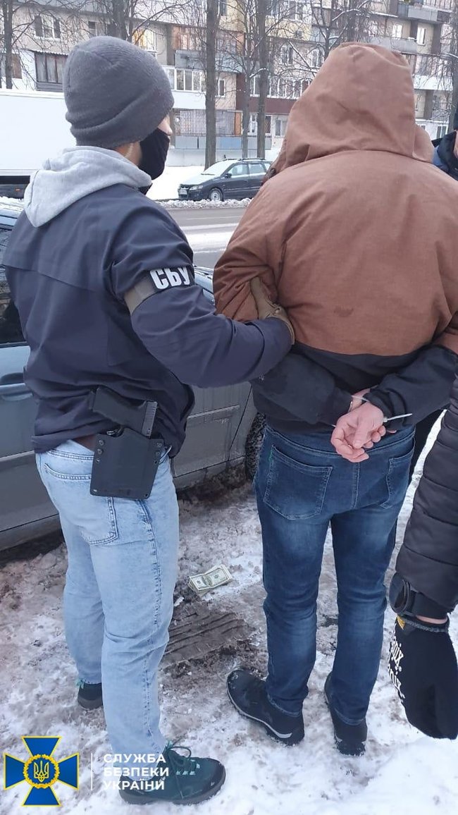 Столичный полицейский задержан при получении $10 тыс. взятки за закрытие уголовного производства, - СБУ 01