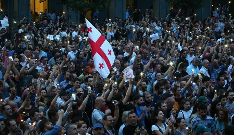 В Тбилиси прошел многотысячный митинг в поддержку евроинтеграции и с требованием отставки премьера Гарибашвили. ВИДЕО