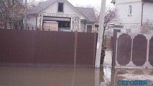 В Киеве дома на Окружной уходят под воду. ФОТОрепортаж