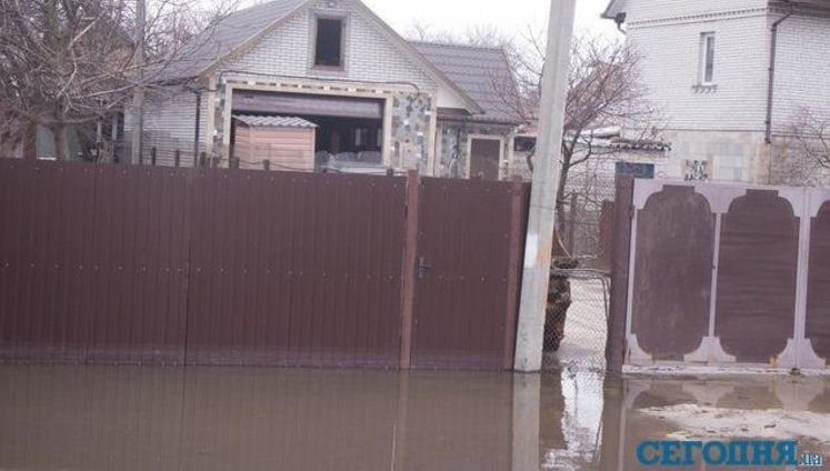 В Киеве дома на Окружной уходят под воду. ФОТОрепортаж